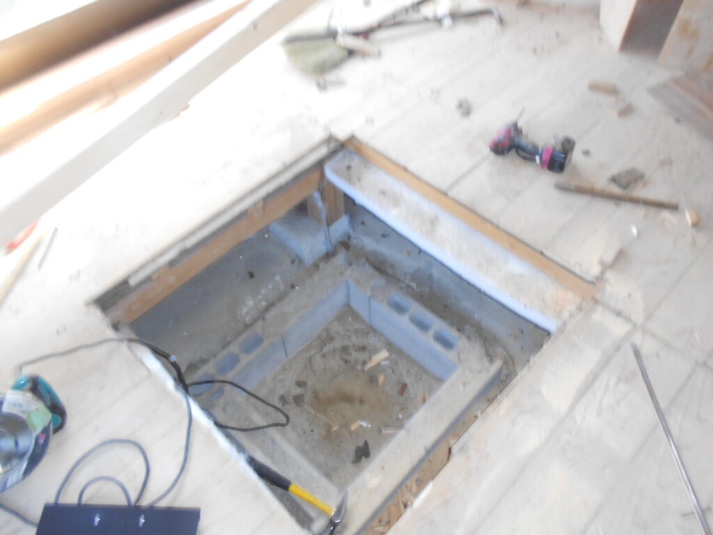 床に掘りごたつ用の開口を設けている施工の様子