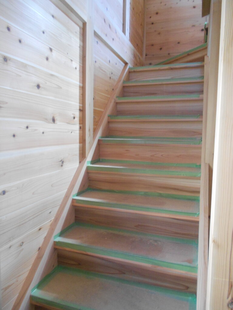 大工が製作した無垢材の階段