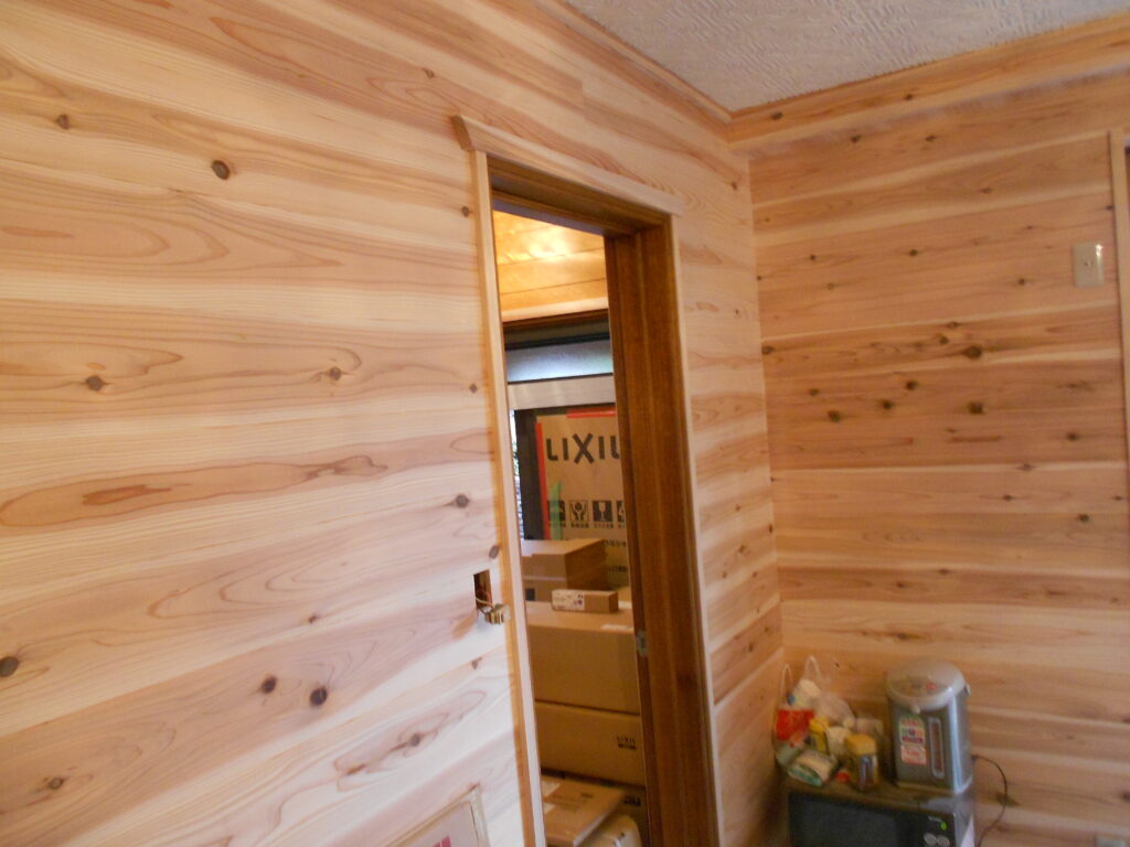 壁面に無垢杉板を貼り終えたお部屋の様子