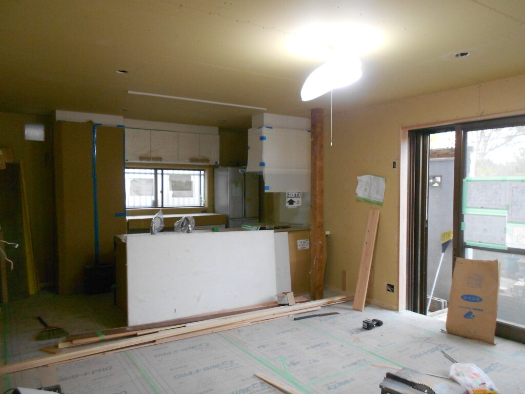 対面カウンター式キッチンの据え付け工事の様子