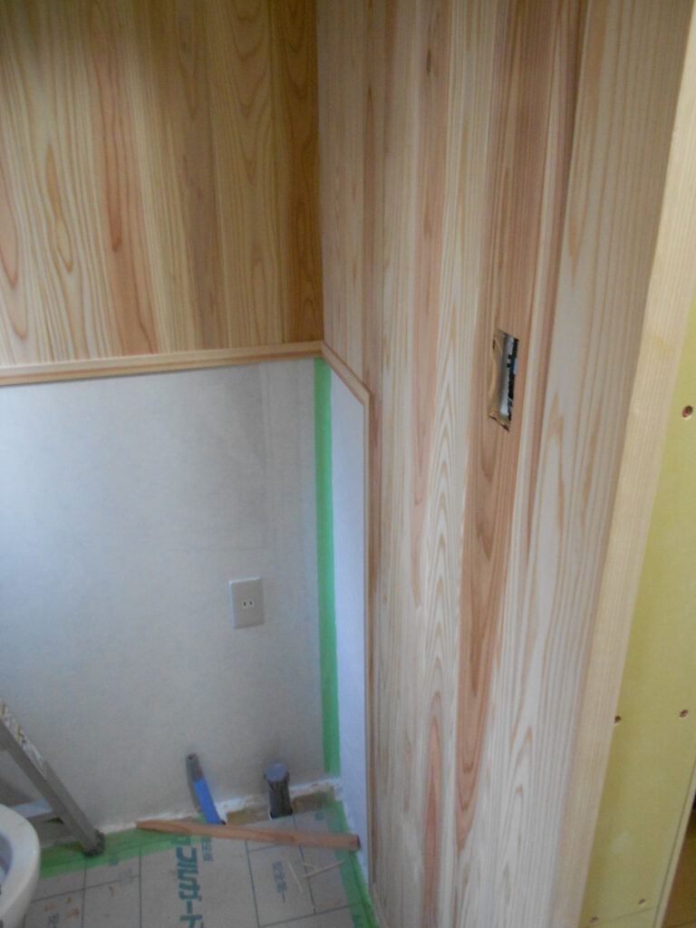 トイレの壁に白太の杉板を貼った仕上がり