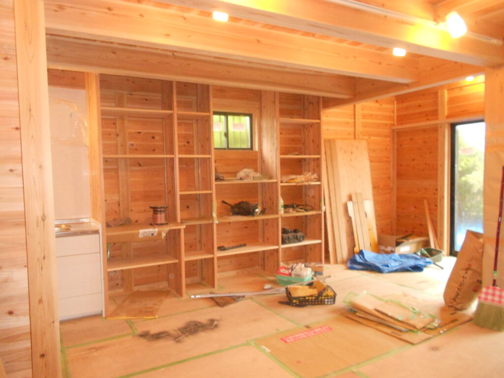 壁面に造作棚が設けられた室内