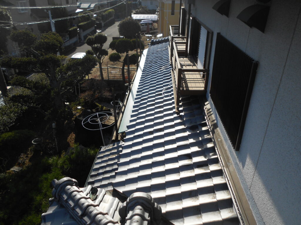 軒先の下地をやり替えてガルバリウム鋼板に補修した様子