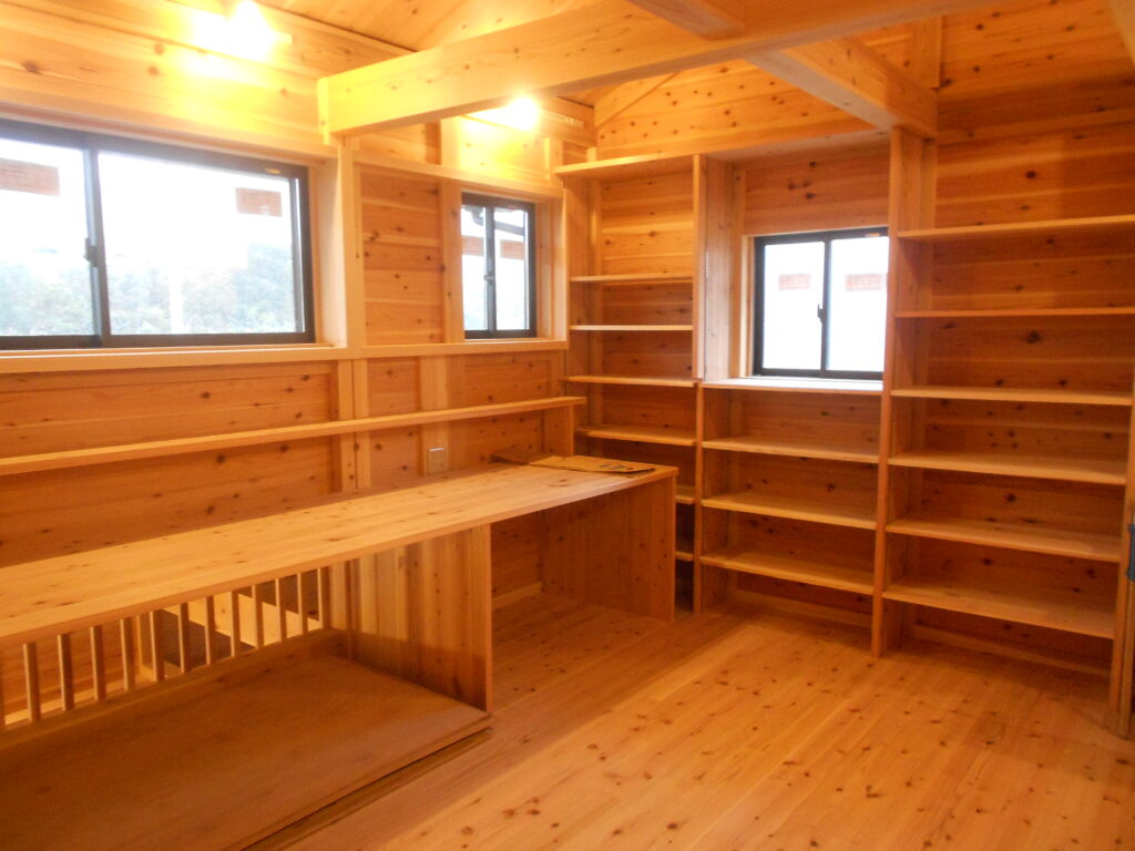 デスクの足元に空気の流れを作る格子が入っている木の部屋