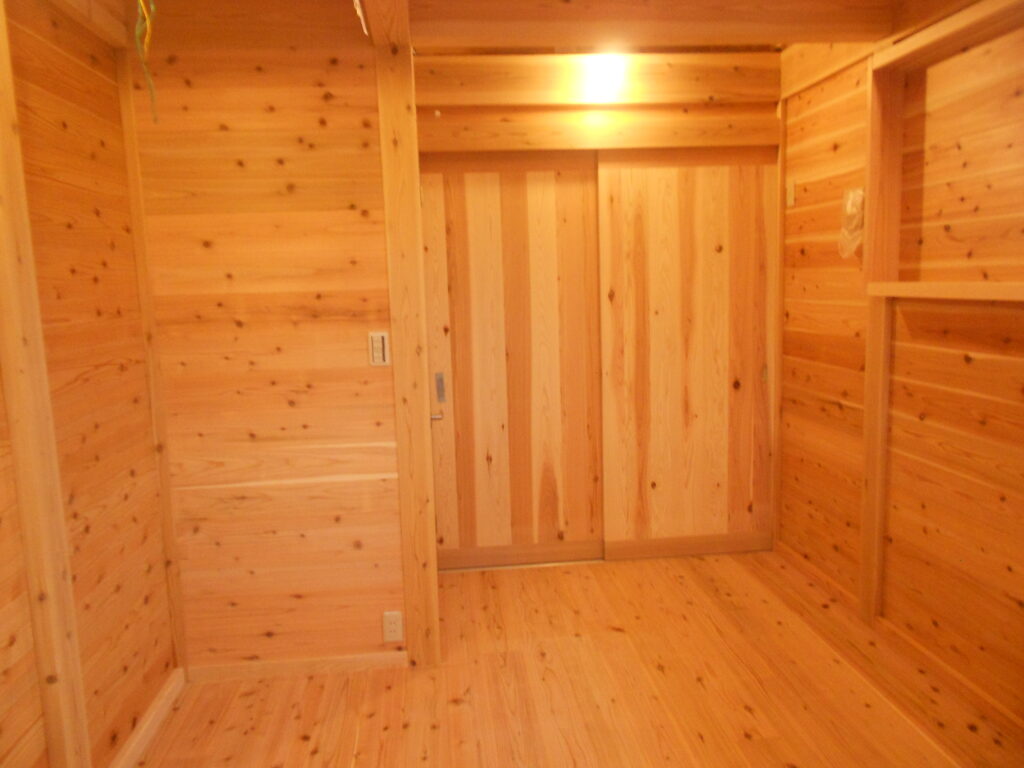 板倉造りの室内に調和した長良杉パネルの建具