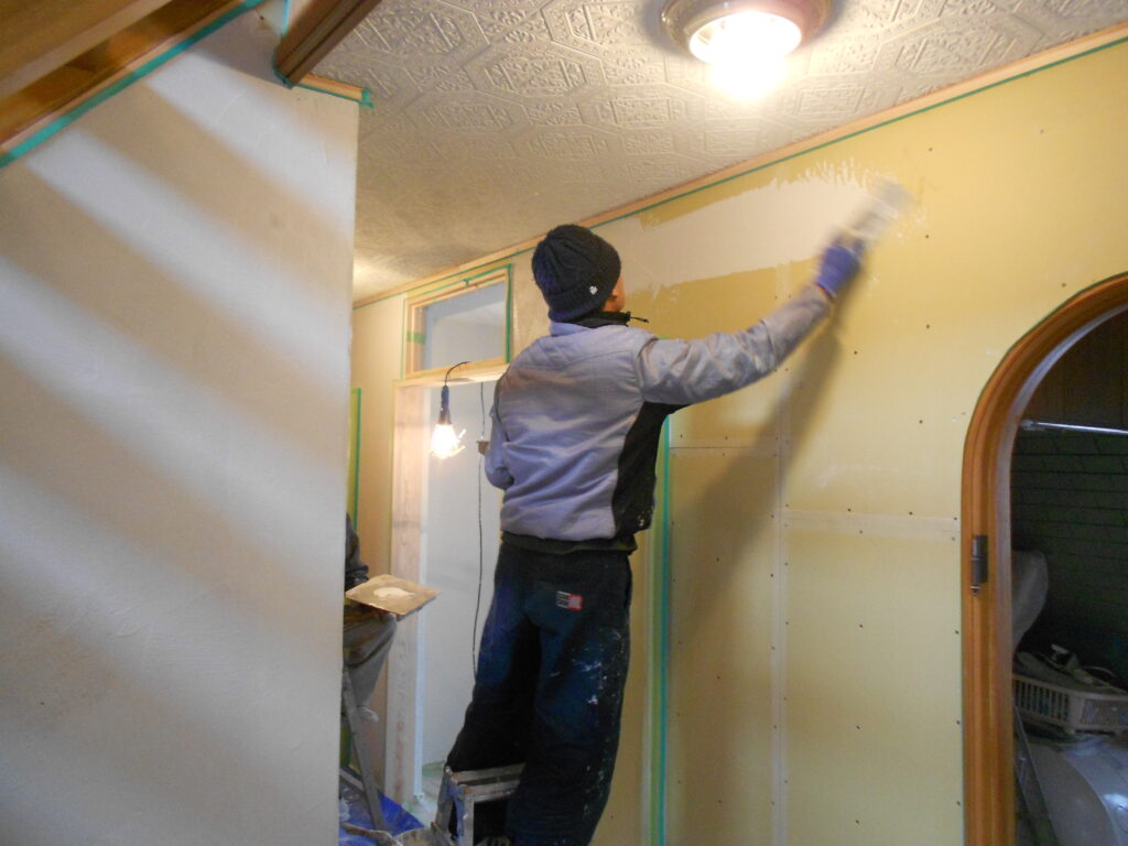 職人が壁に漆喰を左官仕上げしている様子