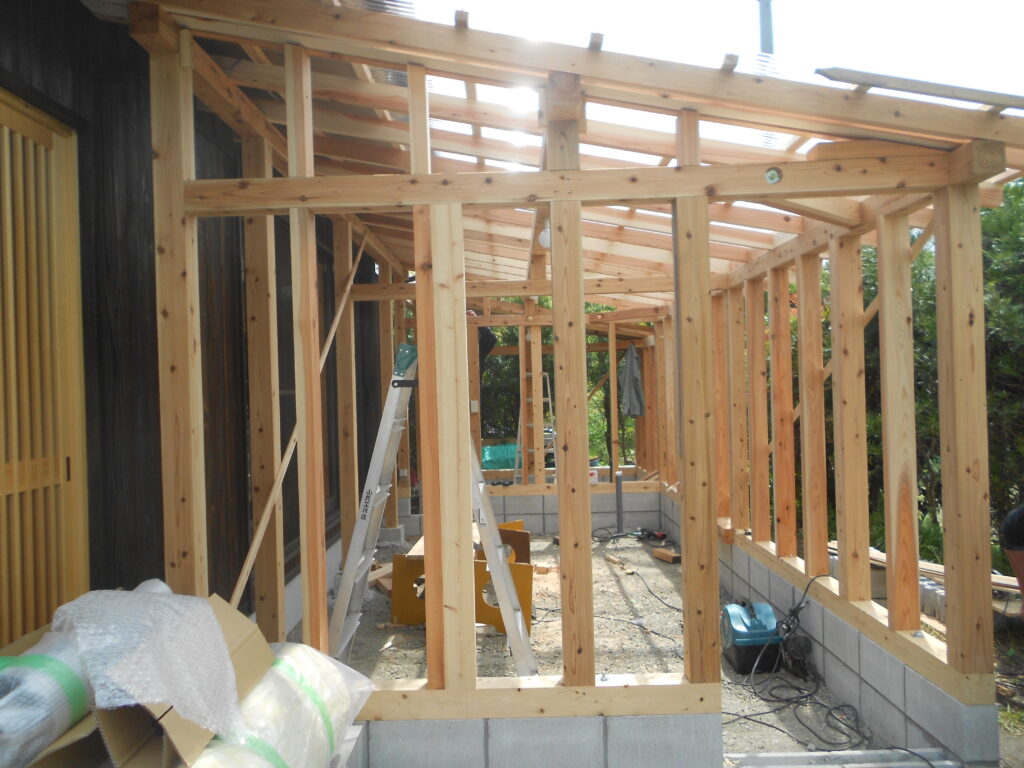 焼杉外壁の建物とテラスの外観