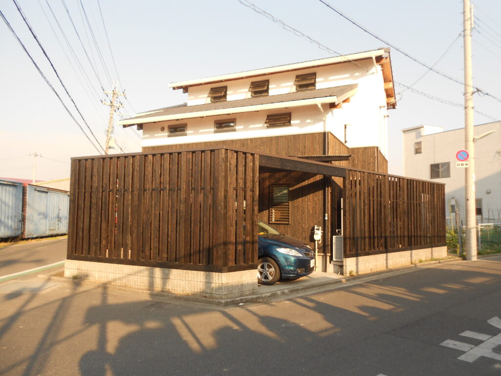 焼杉の板塀に囲まれた板倉の家