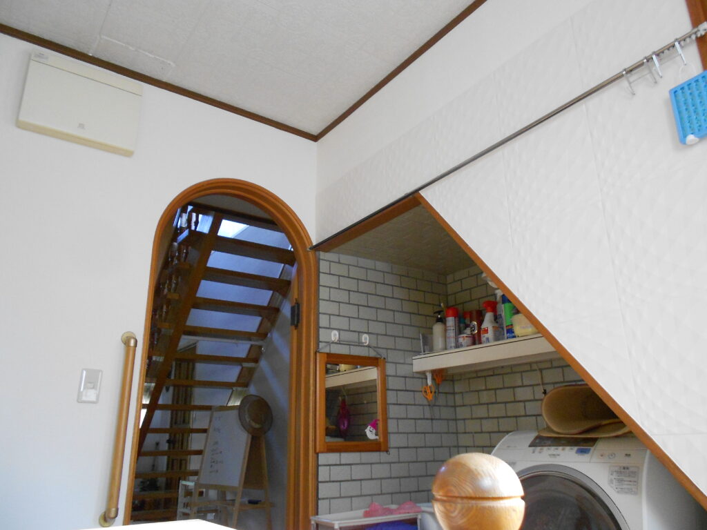 裏玄関の壁を漆喰で仕上げ床を杉板に改修した完成後の様子