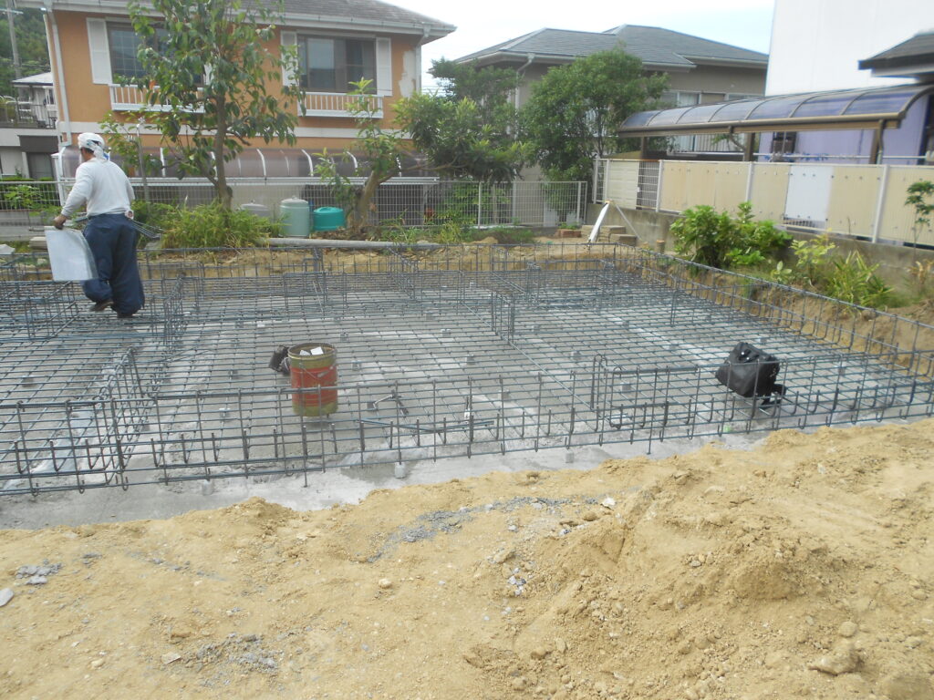 基礎配筋が組まれた現場の様子