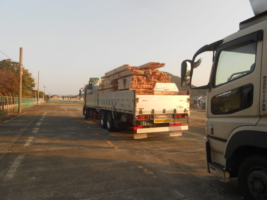 板倉造りの材木を積んだトラックが現場に到着した様子