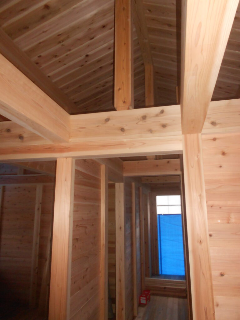 板倉造りの内部から見上げた屋根の木組みと構造