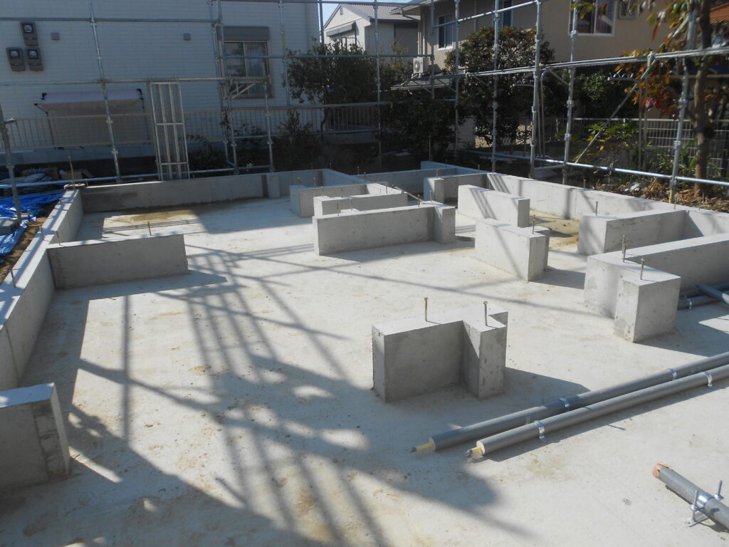 完成した基礎と先行足場が組まれた現場