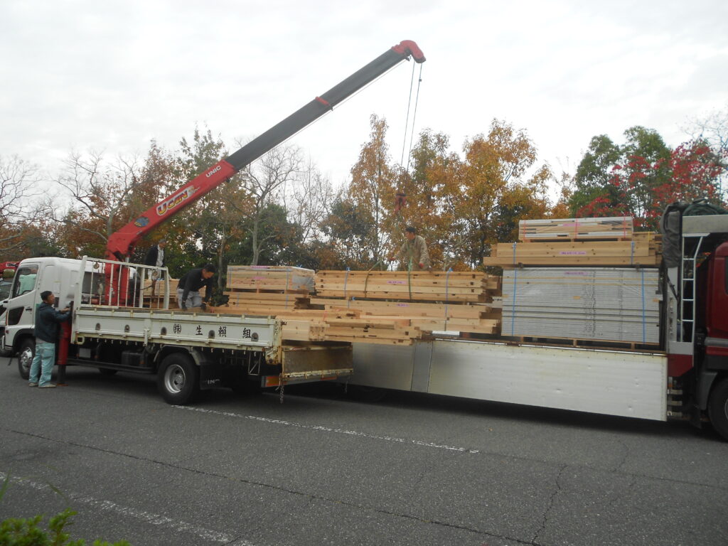 徳島から搬入された材木をクレーンで荷降ろしする様子
