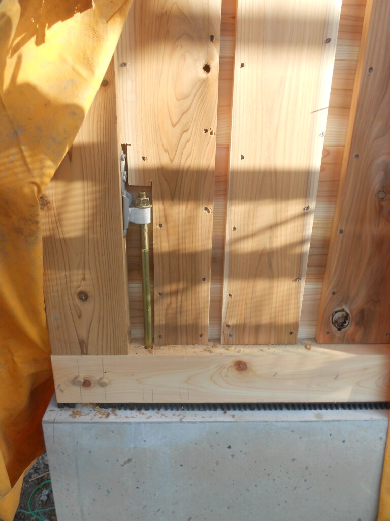 板倉造りの落とし込み板の上に木摺板を施工した耐力壁