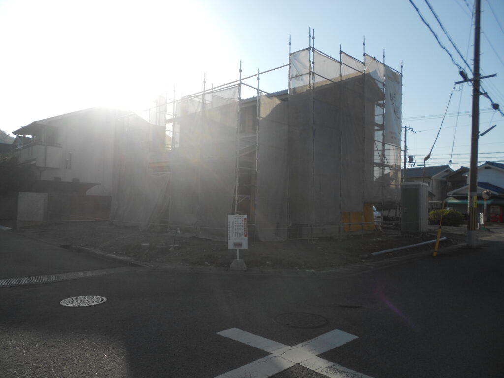 中間検査を終え足場に囲まれた建物の外観