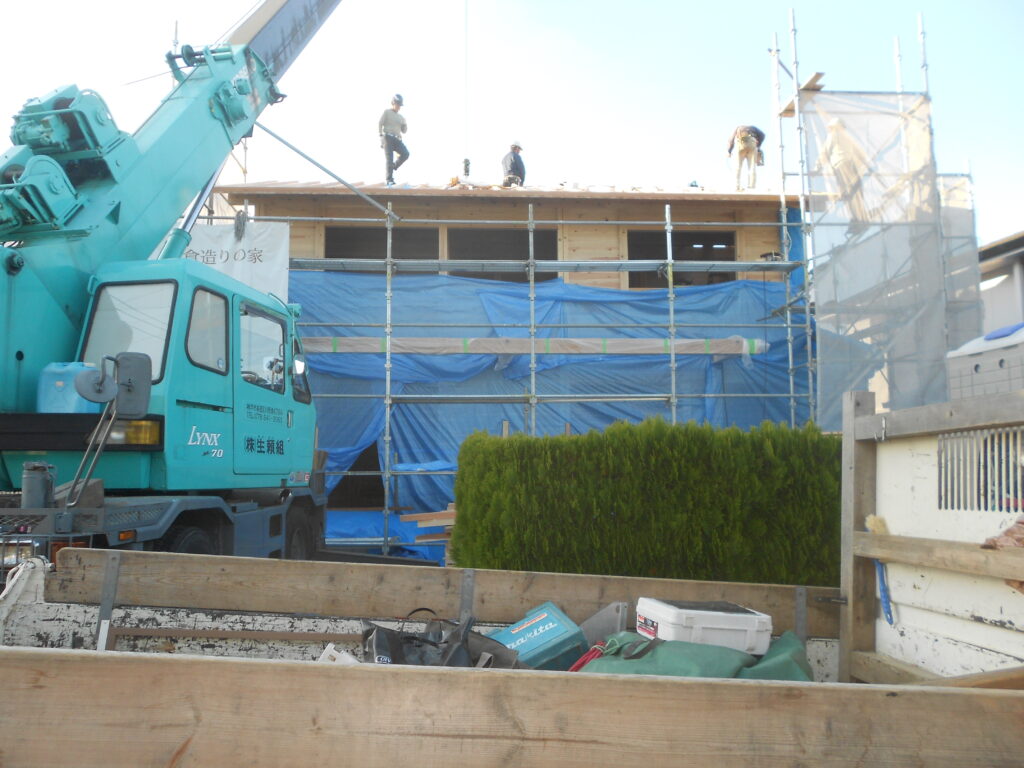 上棟時の板倉造りの構造体とクレーン車