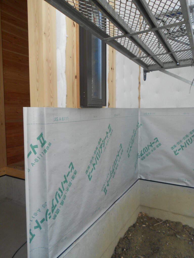 外壁に遮熱防水シートを施工した様子