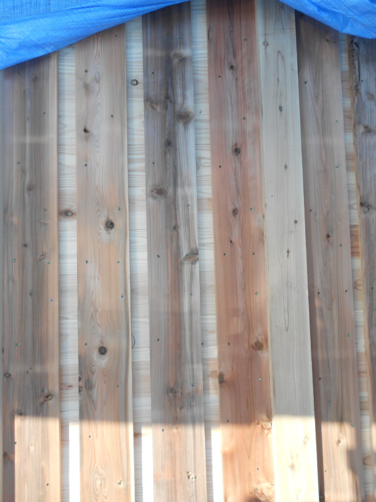 板倉造りの耐力壁となる落とし込み板と杉の木摺り板