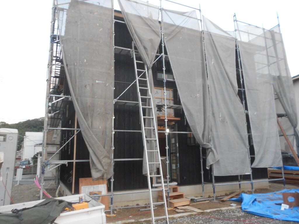 焼杉の外壁施工がほぼ完了した建物の外観