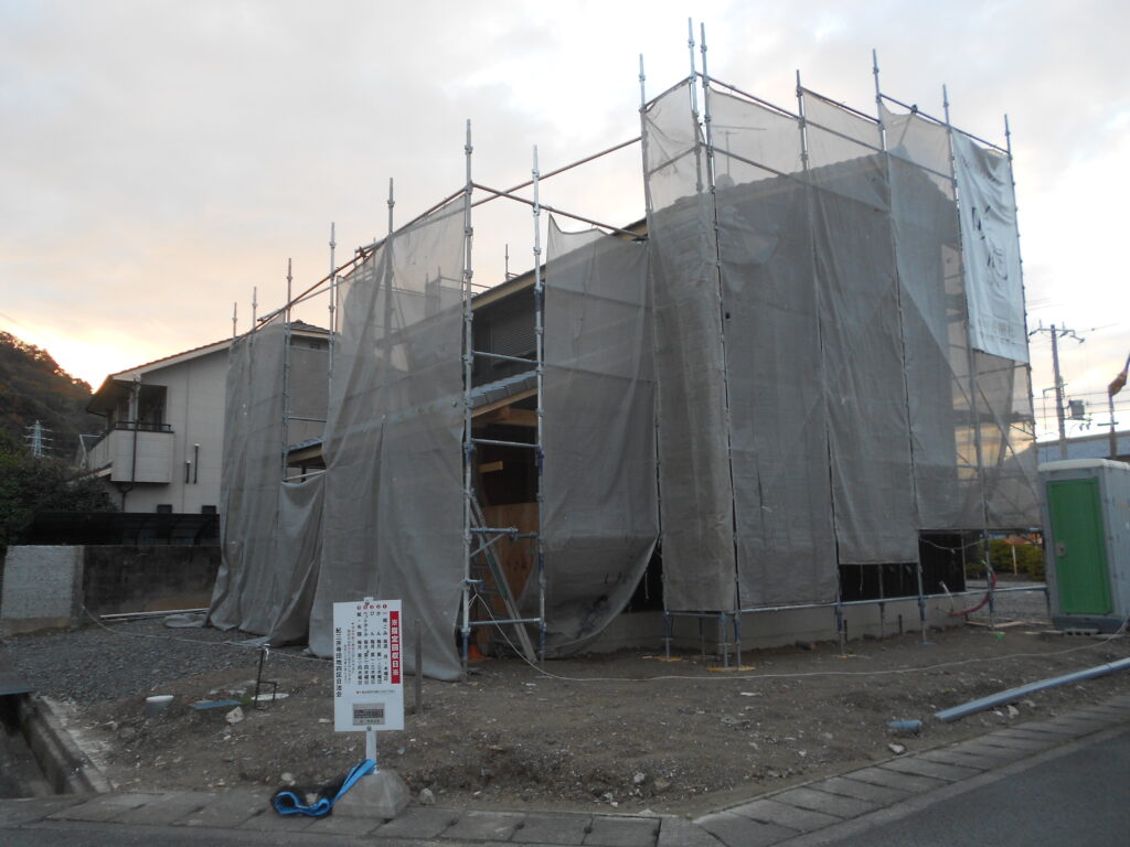 上棟式の日に足場に囲まれた板倉造りの建物外観