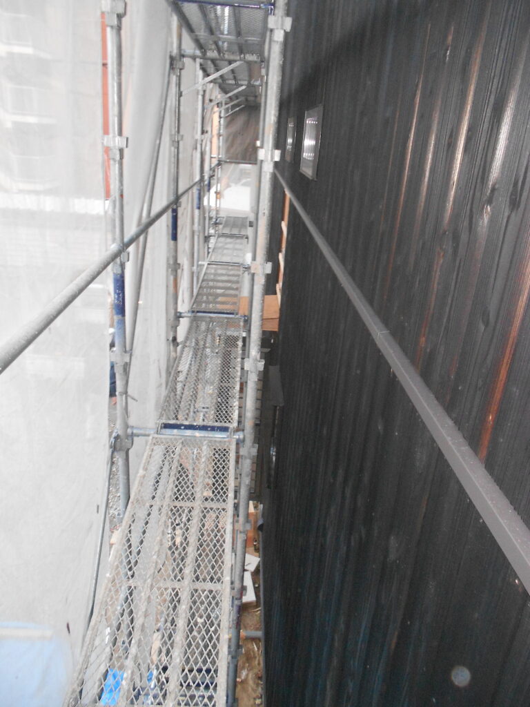 外壁と基礎の取り合い部に施工された板金水切