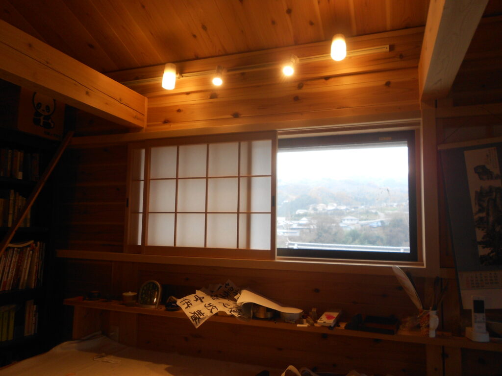 竣工後半年を経た板倉造りの室内