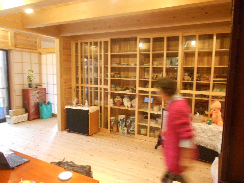 お施主様の暮らしぶりがわかるリビングの造作棚