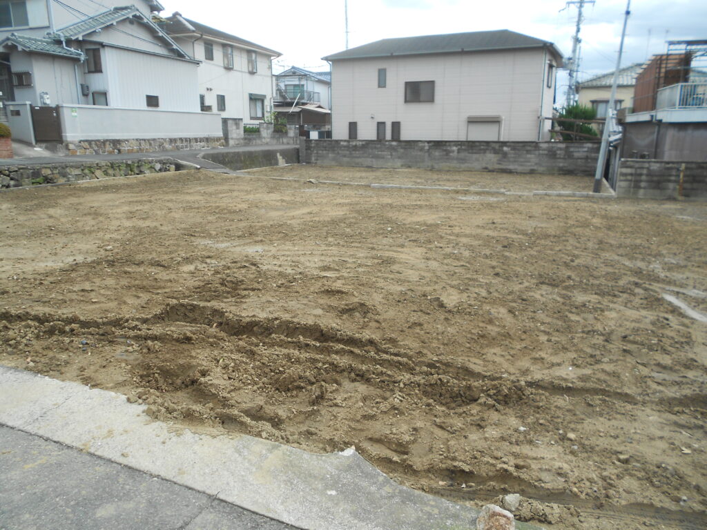 大阪府八尾市の倉庫新築工事の敷地調査の様子