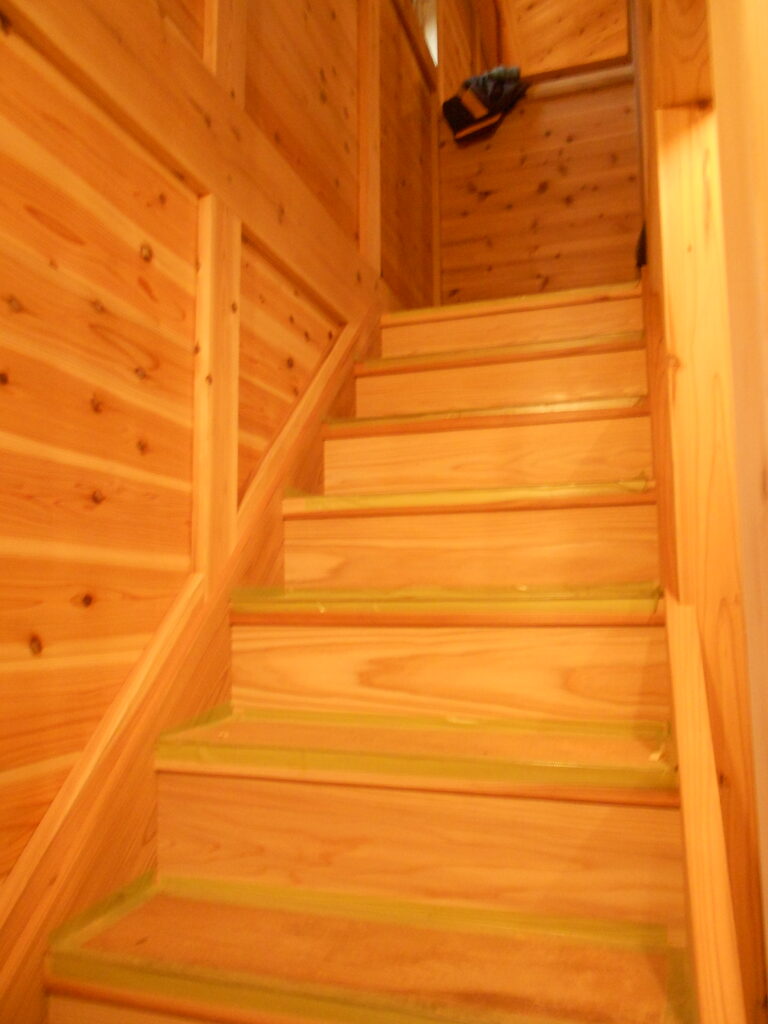 杉の無垢材で仕上げた階段の様子