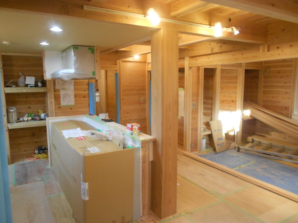 大黒柱を中心にした回廊型キッチンの施工中の様子