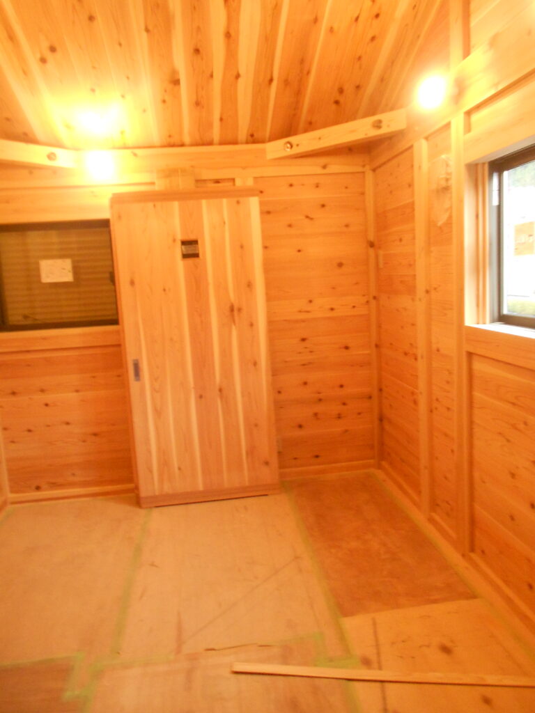 杉材で作製された木製建具の取り付けを待つ室内