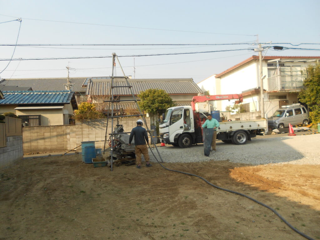 ボーリング調査で地盤の強度を確認する様子