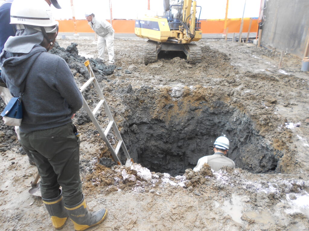 埋蔵文化財発掘調査で約3mの深さまで掘削している様子