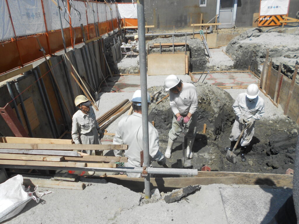 基礎の掘方作業を行う職人たち