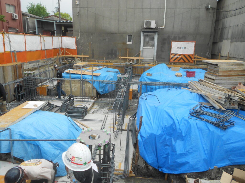 鉄骨造事務所ビルの基礎配筋工事の様子