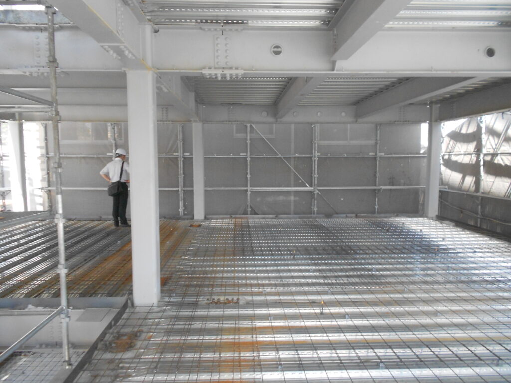 床スラブの配筋が完了した鉄骨造建物の内部
