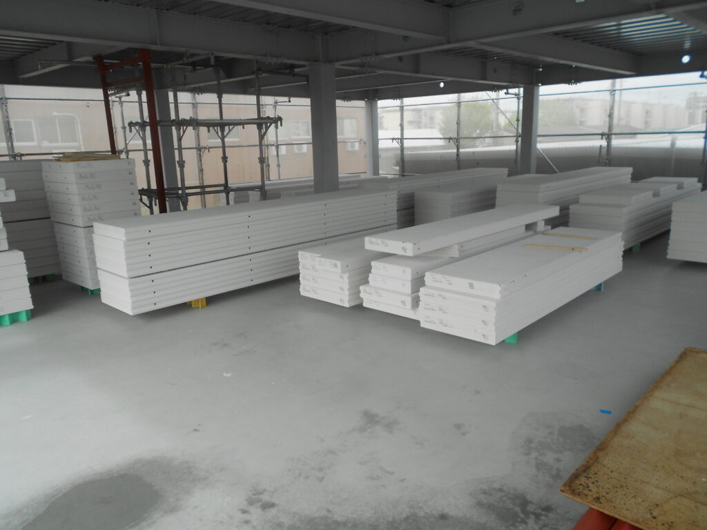 外壁に使用するALC板が建物内に搬入された様子