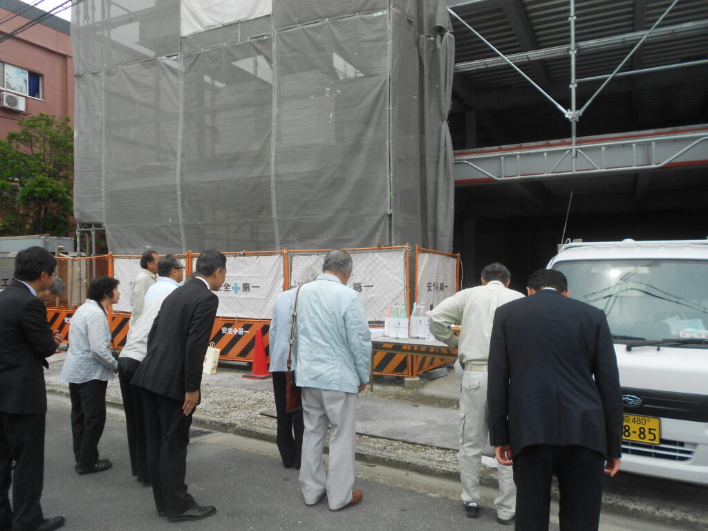 鉄骨造事務所ビルの上棟式に参加する関係者