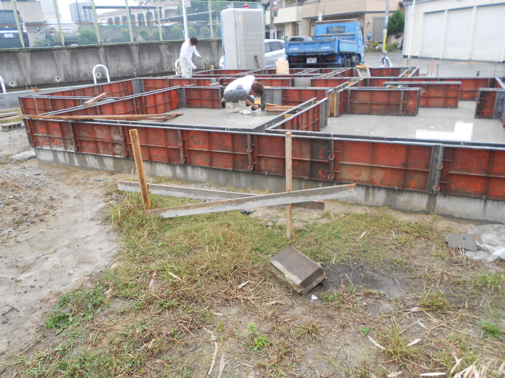 型枠を外した完成した基礎