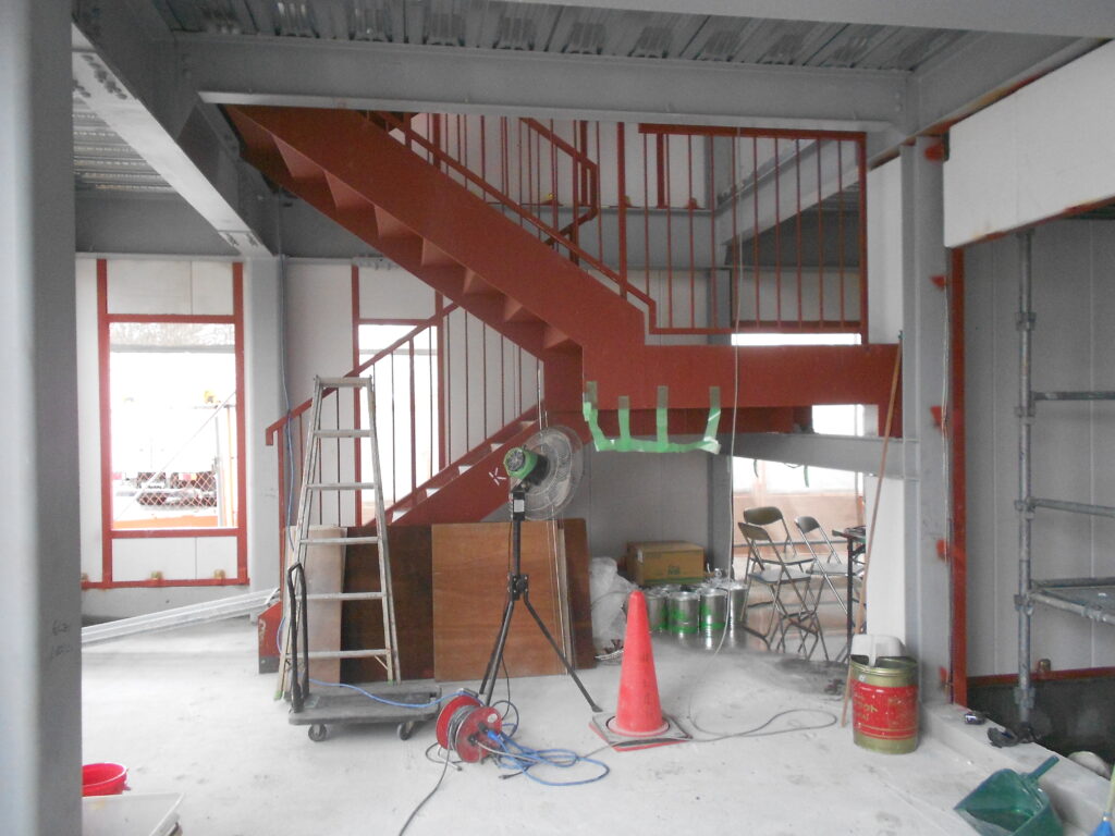 施工された鉄骨階段と手すり