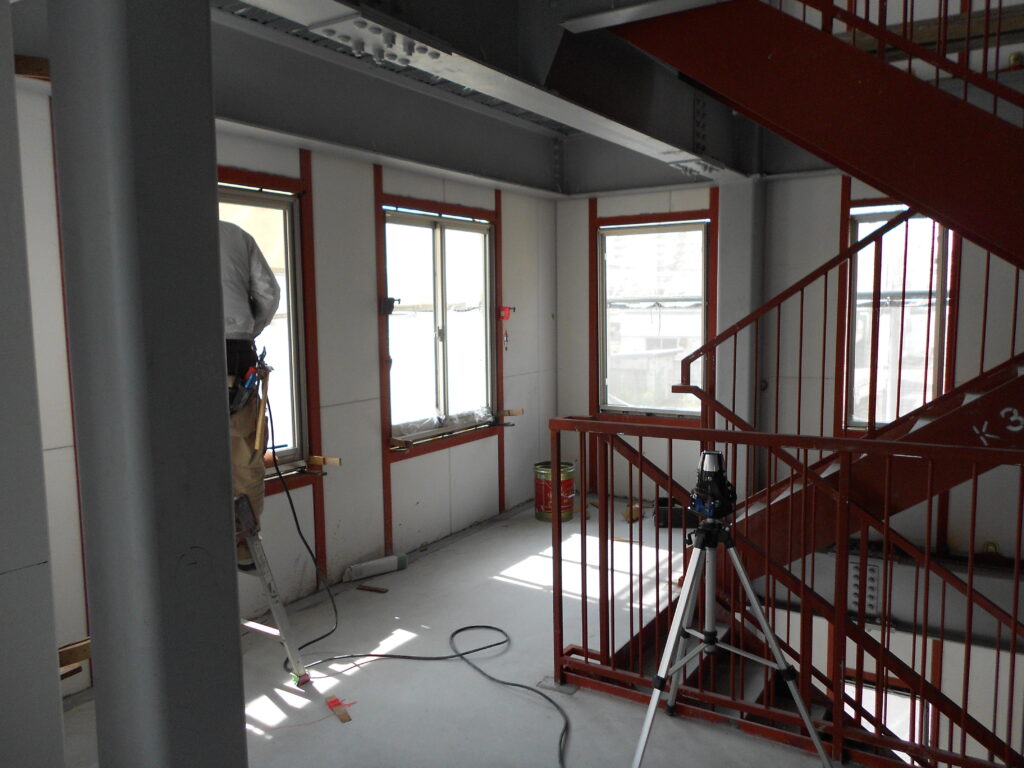 外壁開口部にサッシを取り付けている様子