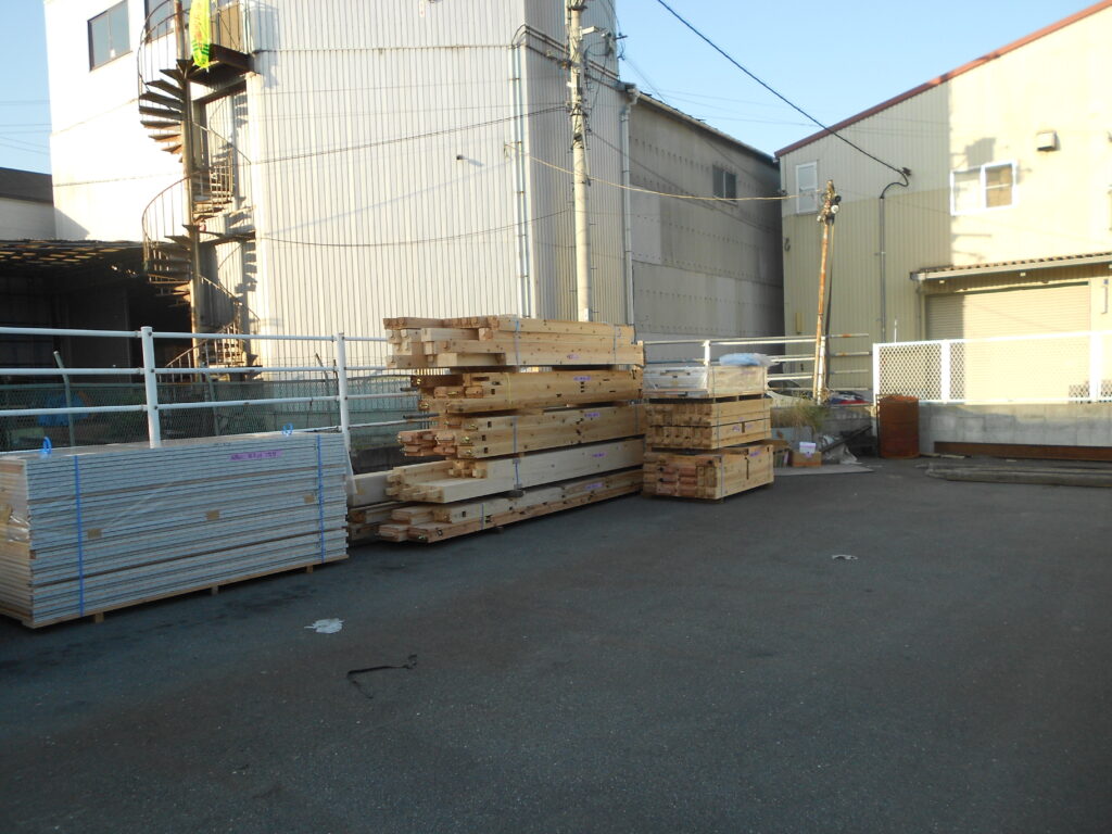 徳島から搬入された杉の木材