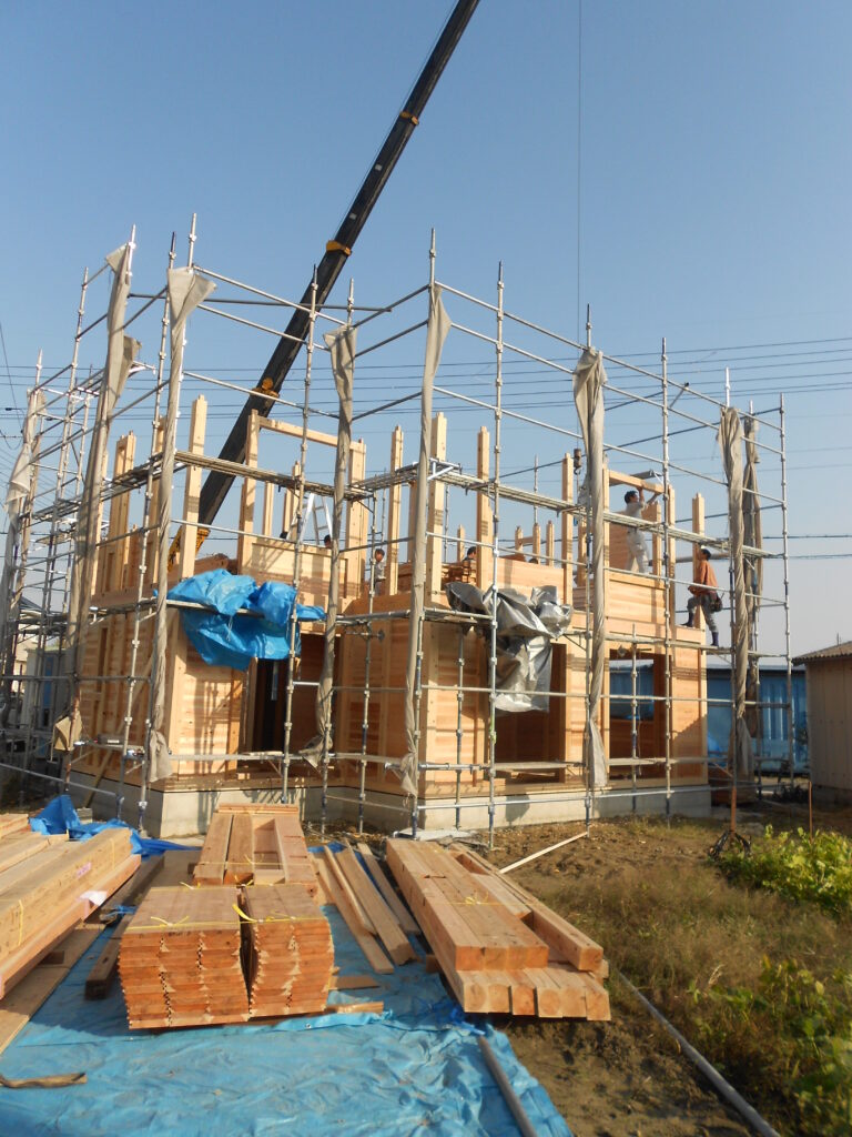 クレーンを使った小屋組の建て方の様子