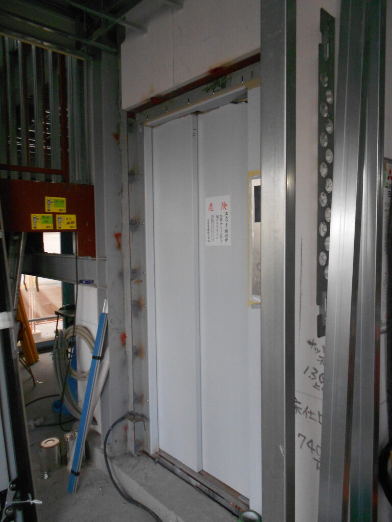 エレベーターの設置工事の様子