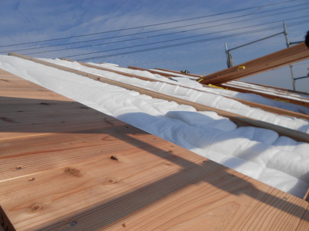 体に優しい断熱材パーフェクトバリアを施工する様子