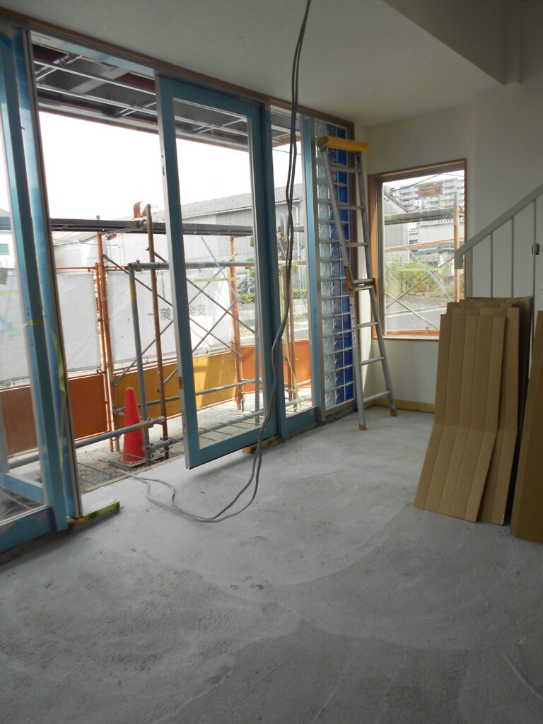 玄関エントランスにガラスブロックが施工された室内