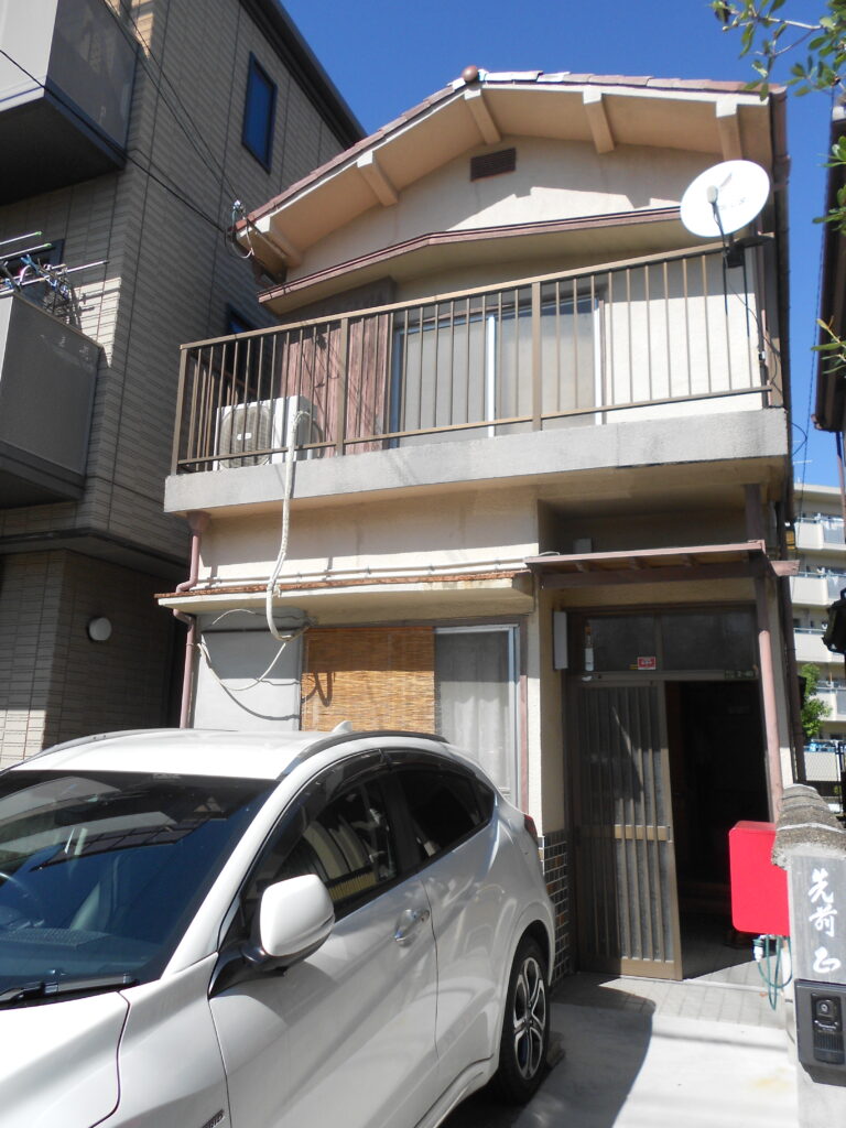 耐震リフォーム前の戸建住宅外観