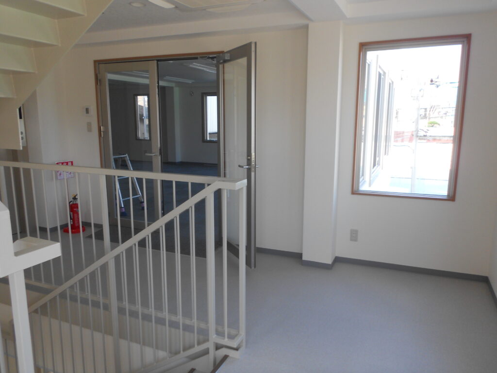 完成した事務所ビルの階段ホールと廊下