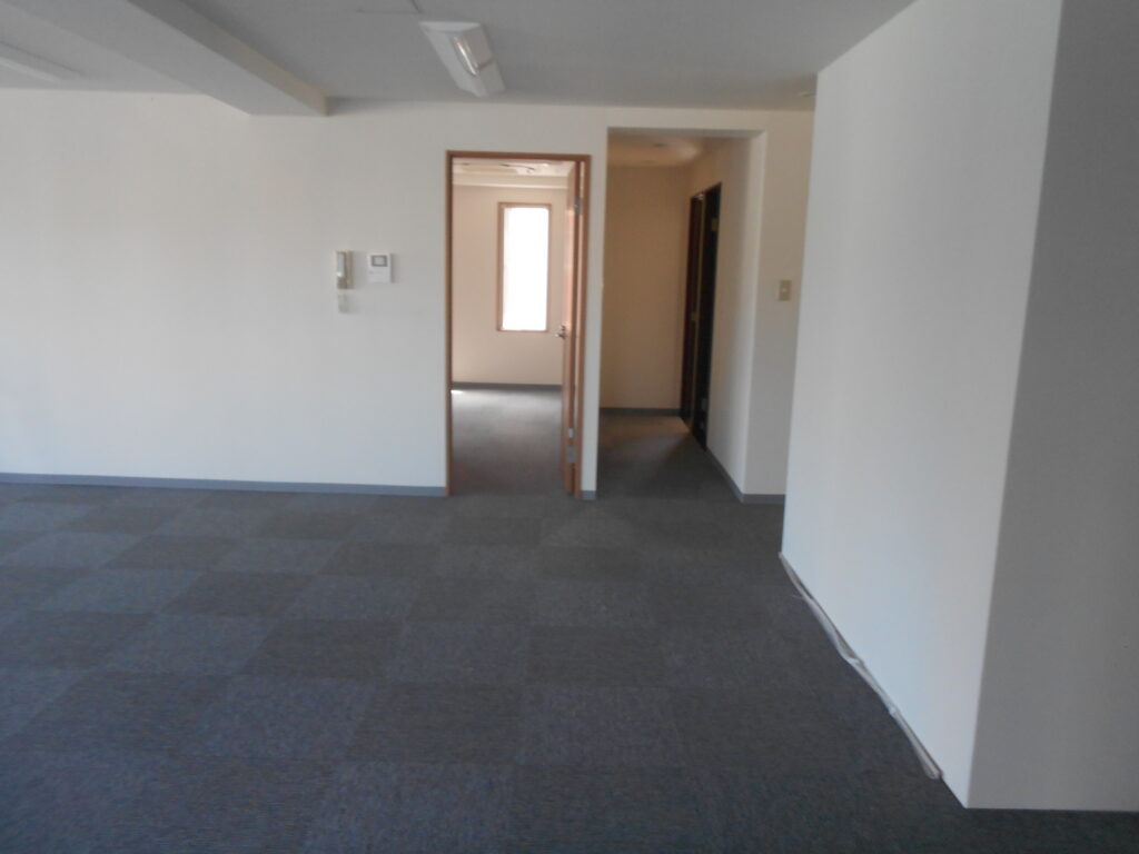 タイルカーペットが敷かれた完成した事務所フロア